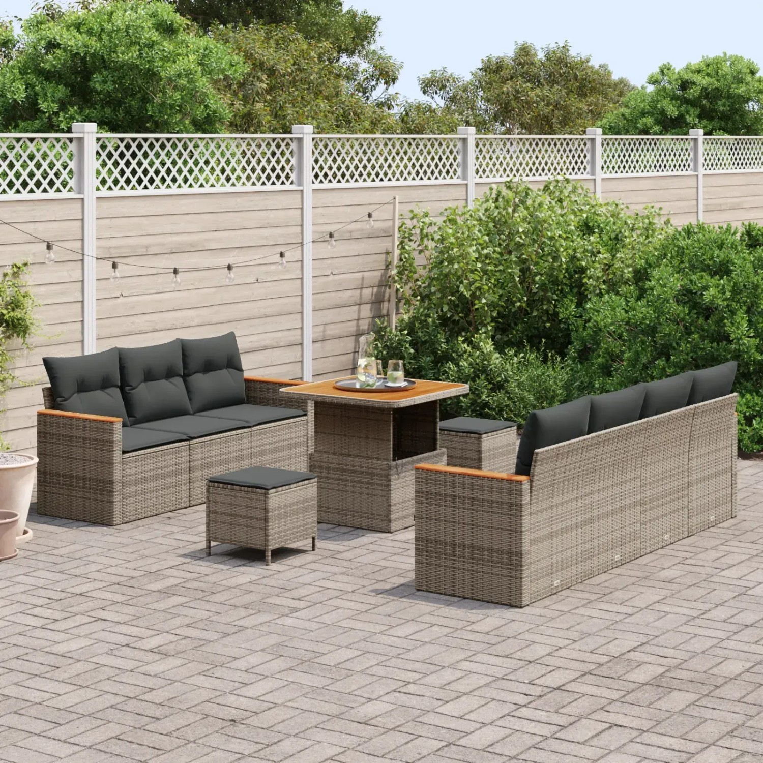 Graues 10-teiliges vidaXL Garten-Sofa-Set aus Poly Rattan mit Tisch und Kissen.