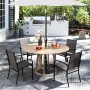 Zwei graue stapelbare Gartenstühle aus Textilene mit schwarzem Metallrahmen auf der Terrasse.