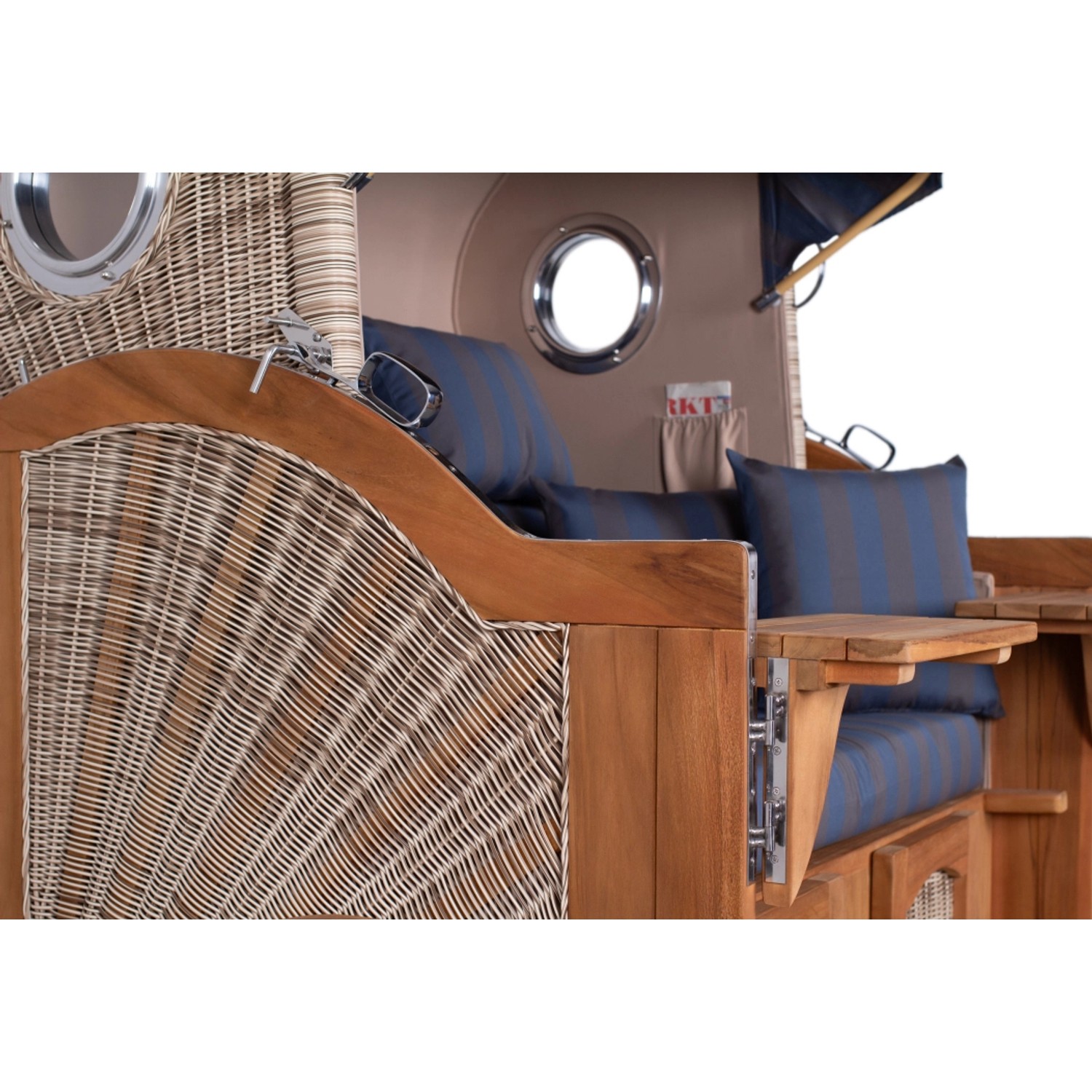 Detailansicht des GarWoh Strandkorbs Rantum Grande aus Teak mit PE-Geflecht und Bullauge.