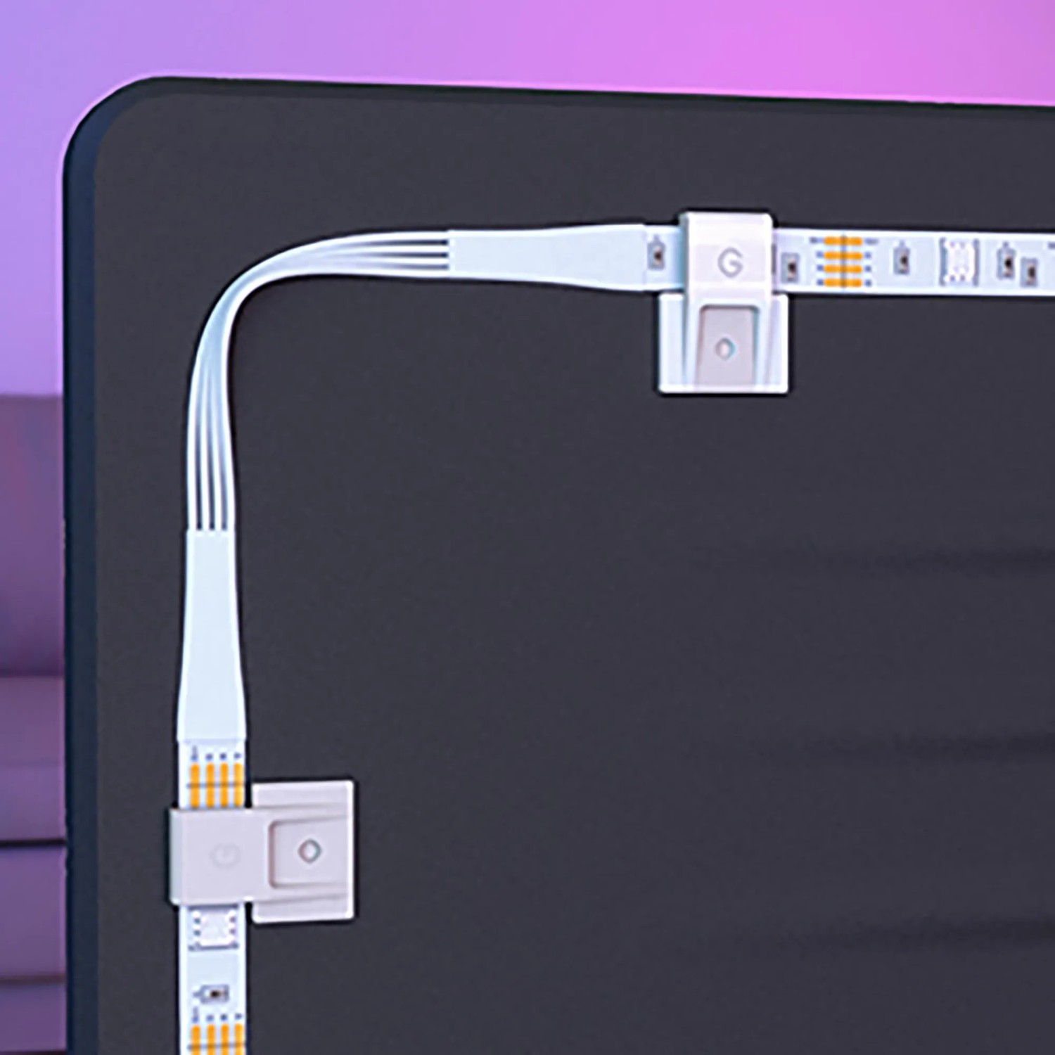 Govee TV LED Hintergrundbeleuchtung H6179, befestigt mit Clips am TV.