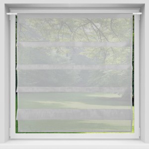 Graue Bistrogardine mit Raffoptik und Stangendurchzug im Fenster.