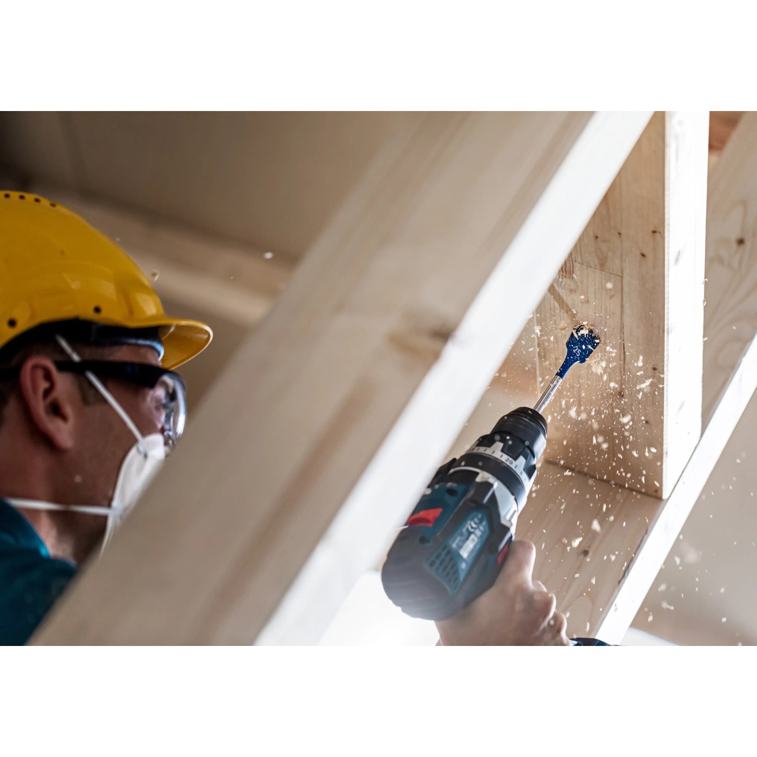 Bosch Expert Selfcut Flachfräsbohrer Ø 14mm im Einsatz beim Bohren in Holz.
