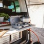 Enders Campingbackofen Vamo auf Campingkocher im Outdoor-Einsatz.
