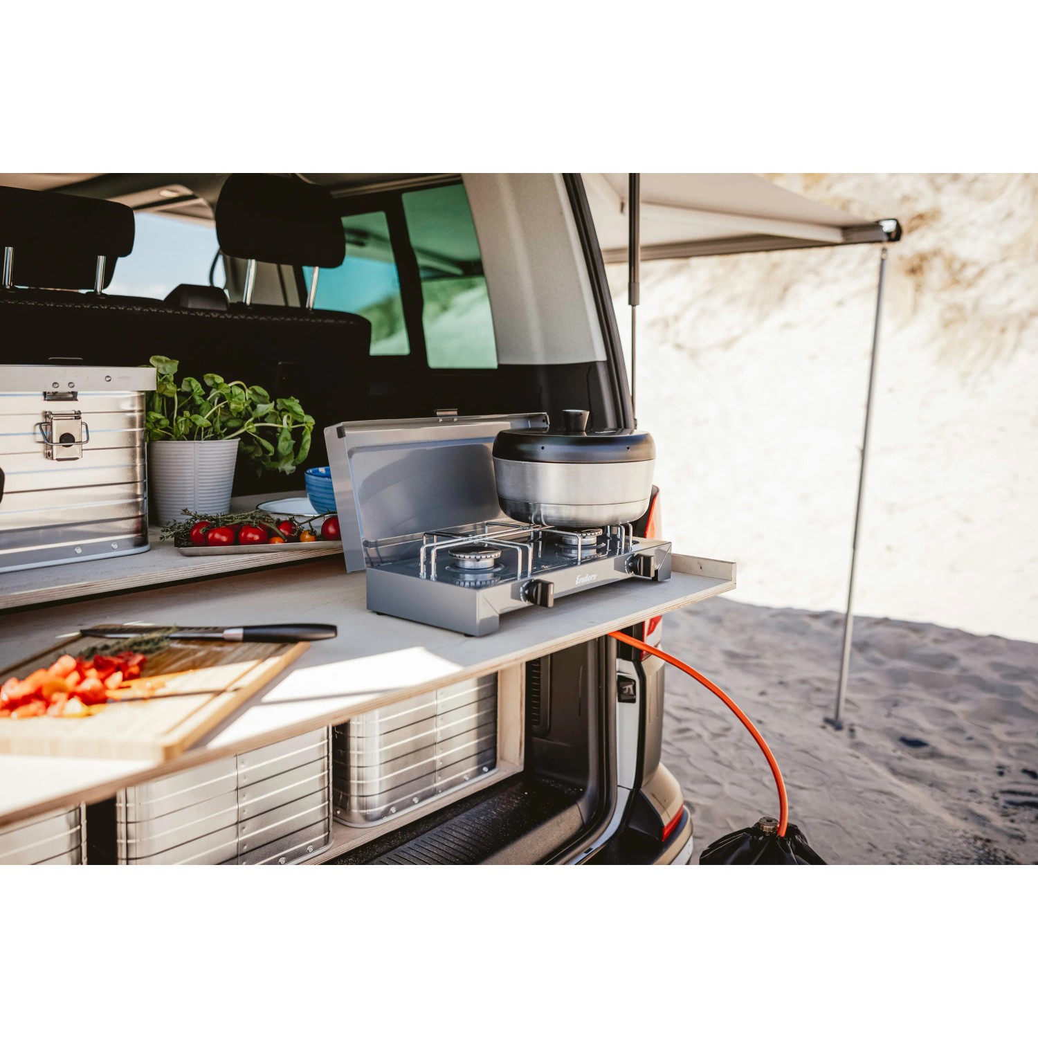 Enders Campingbackofen Vamo auf Campingkocher im Outdoor-Einsatz.