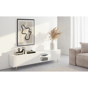 Weißes TV-Lowboard Bello mit Lamellenfront, goldenen Beinen und LED-Beleuchtung im modernen Wohnzimmer.
