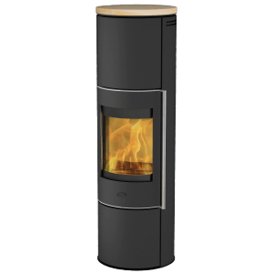 Schwarzer Fireplace Perondi Kaminofen mit Sandsteinverkleidung und brennendem Holz.
