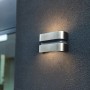 Moderne Lutec LED-Außenwandleuchte Maya in Edelstahloptik mit Up & Down Lichteffekt.