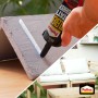 Auftragen von Pattex Montagekleber aus Kartusche, im Hintergrund Gartenmöbel.