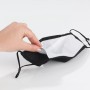 Mund-Nasen-Schutz aus Baumwolle: Einlegen eines Filters in eine schwarze Stoffmaske.