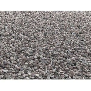 Roter Granitsplitt (8-16 mm) als Zierkies für Gartenwege, Steingärten und mehr.