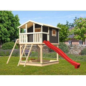 Karibu Stelzenhaus Benjamin terragrau mit Doppelschaukel und roter Rutsche im Garten.