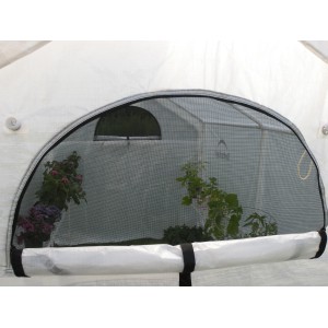 Detailansicht ShelterLogic Foliengewächshaus mit geöffnetem Fenster und Pflanzen im Inneren.