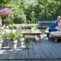 Elho Vibia Campana Blumentöpfe in Living Beton auf einer Terrasse mit Paar.