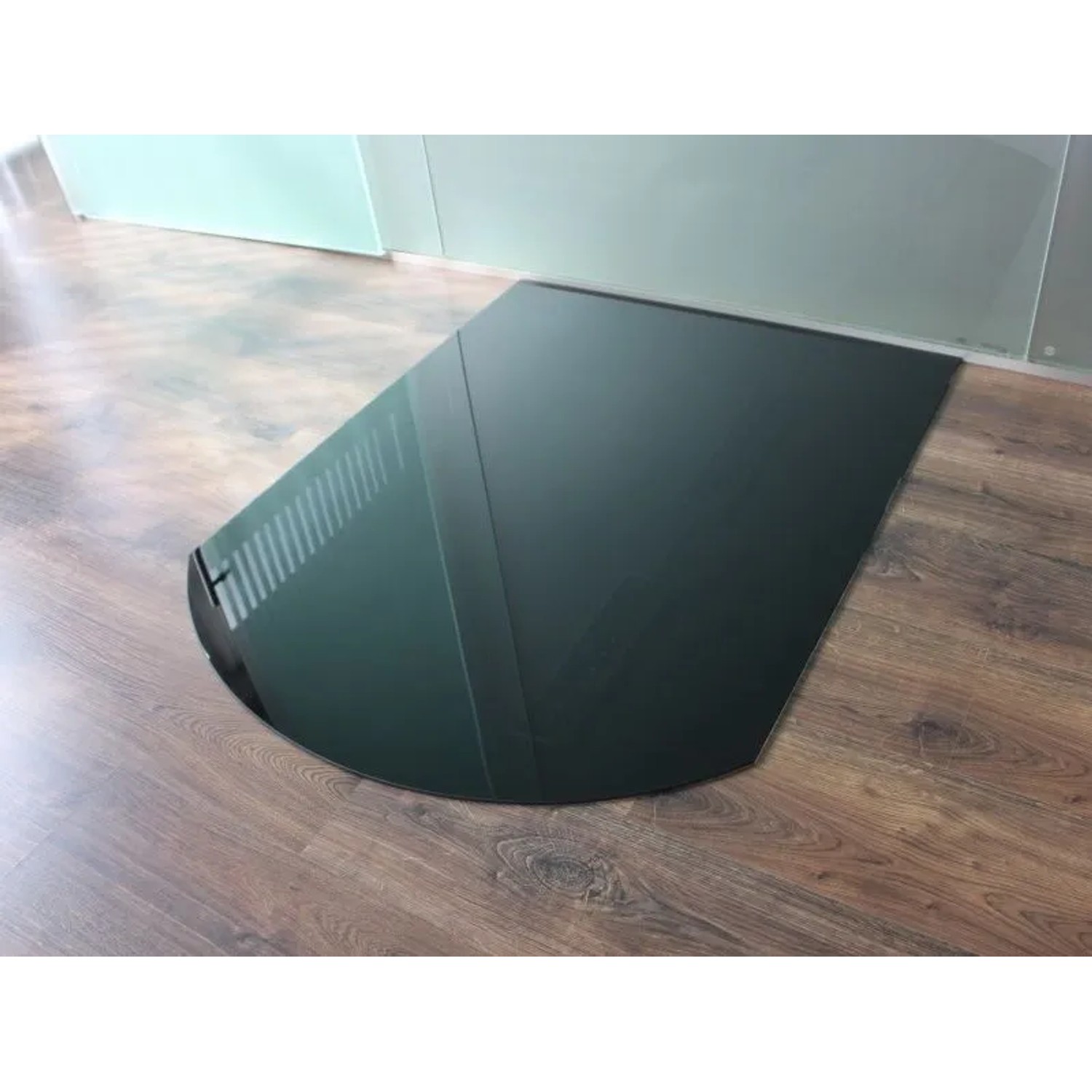 Schwarze ECOfoxx Glasbodenplatte, Segmentbogen, 120x140cm. Funkenschutz für Kamin & Ofen, schützt den Boden.