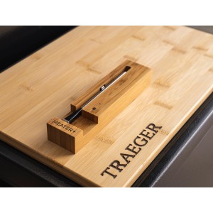 Meater Plus Thermometer mit Holzhalterung auf Schneidebrett, Grillutensil für präzises Garen.