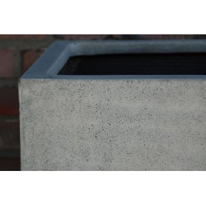 Grauer Vivanno Pflanzkübel Block in Betonoptik, 30x30x60 cm, ideal für Garten und Terrasse.