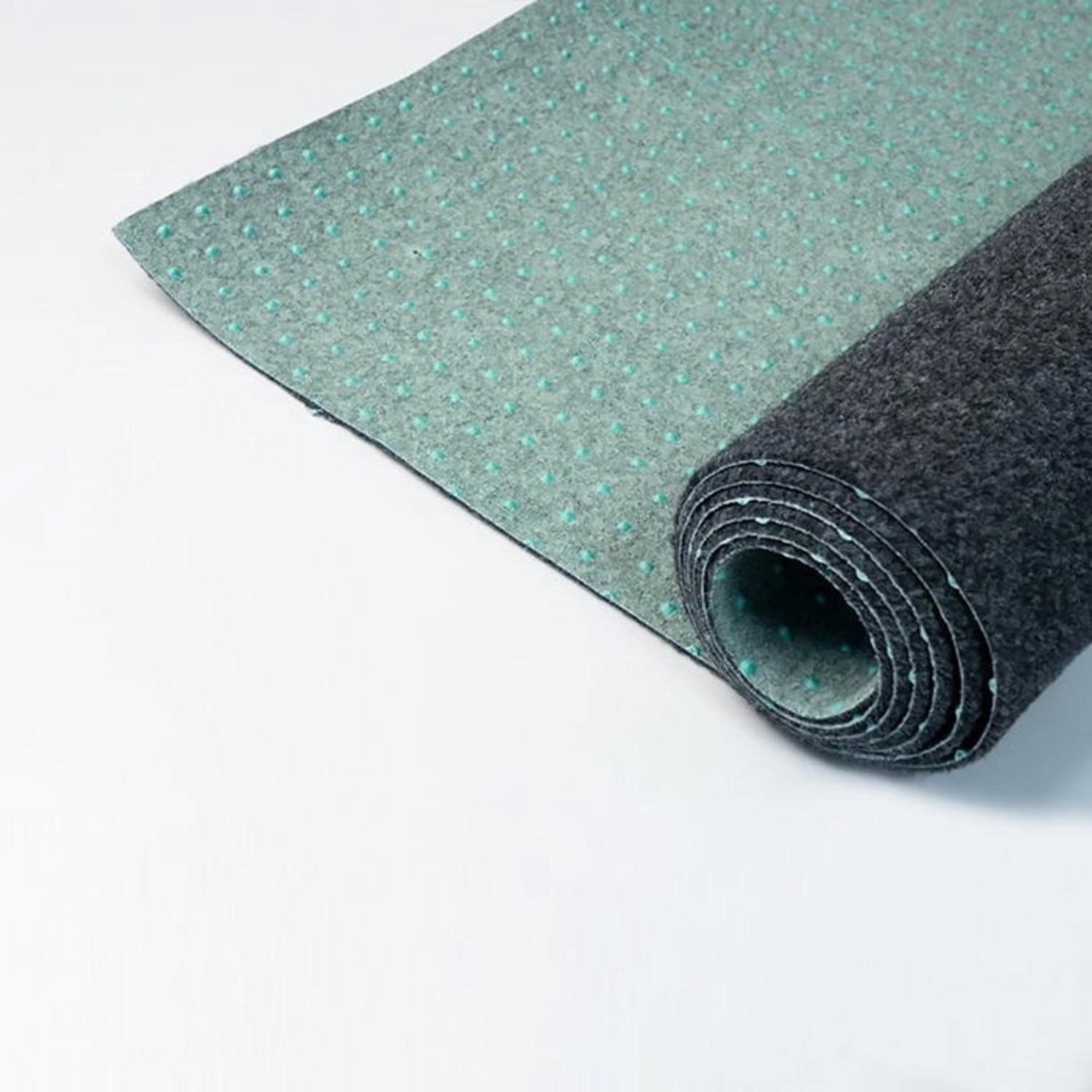 Schwarzer Karat Rasenteppich Farbwunder PRO (200x150 cm) mit Noppen aufgerollt.