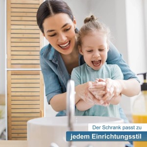 Lachende Frau und Kind waschen Hände am Waschbecken. Im Hintergrund ein schmaler osoltus Bambus Hochschrank, der zu jedem Stil passt.