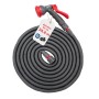 Flexibler Gartenschlauch (24,8 m) grau/rot mit Brause und Anschlussstück, aufgerollt.