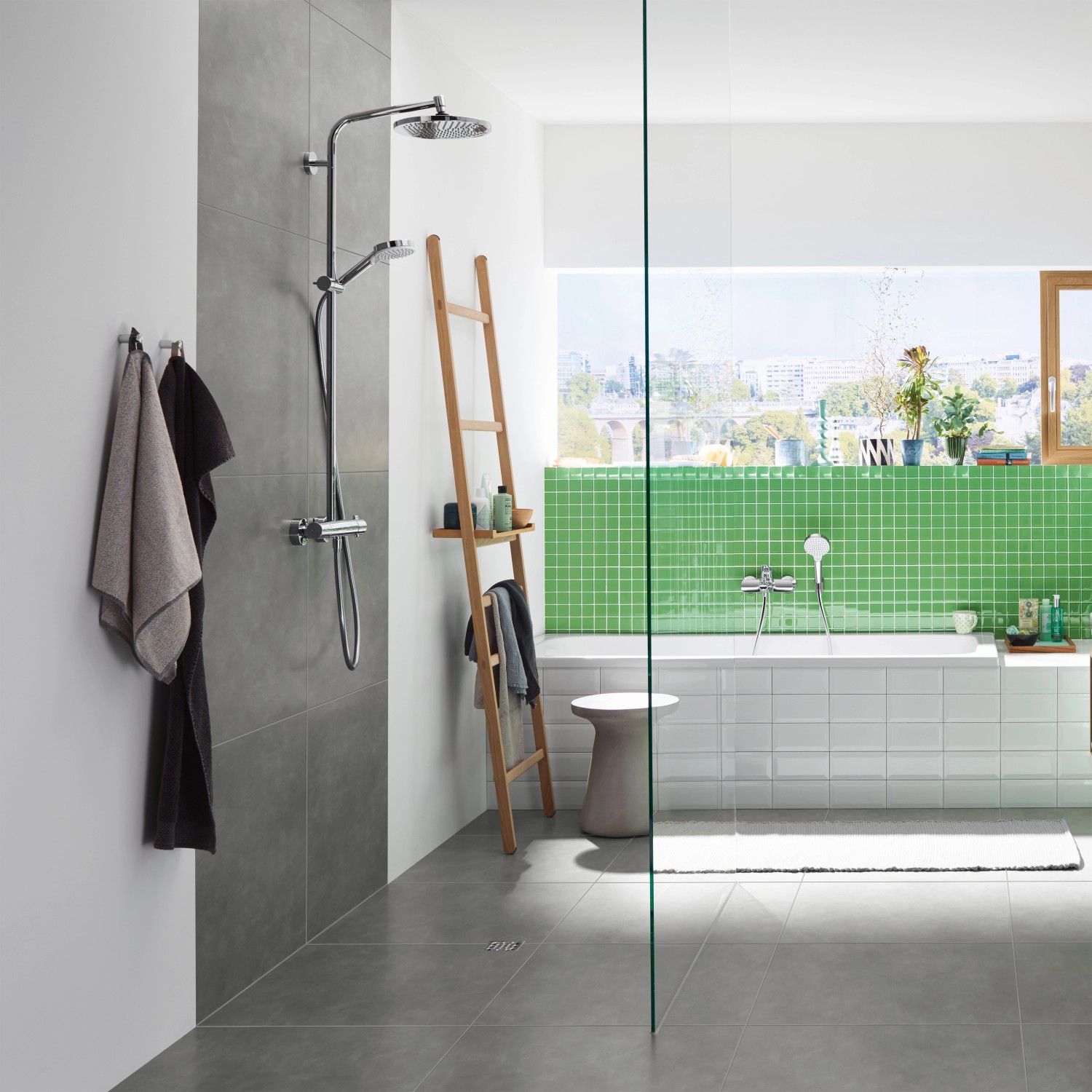 Hansgrohe Crometta Duschsystem mit Kopf- und Handbrause in Chrom/Weiß. Komplettes Brauseset mit Thermostat.