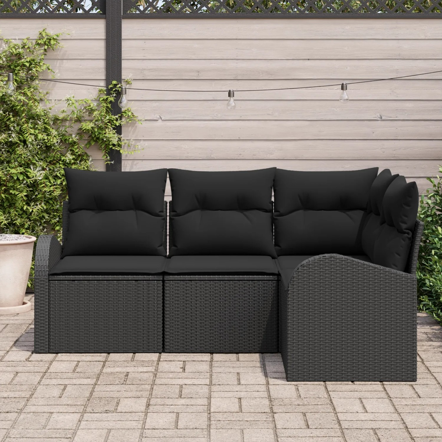 Schwarzes 4-teiliges vidaXL Garten-Sofa-Set aus Poly Rattan mit Kissen.