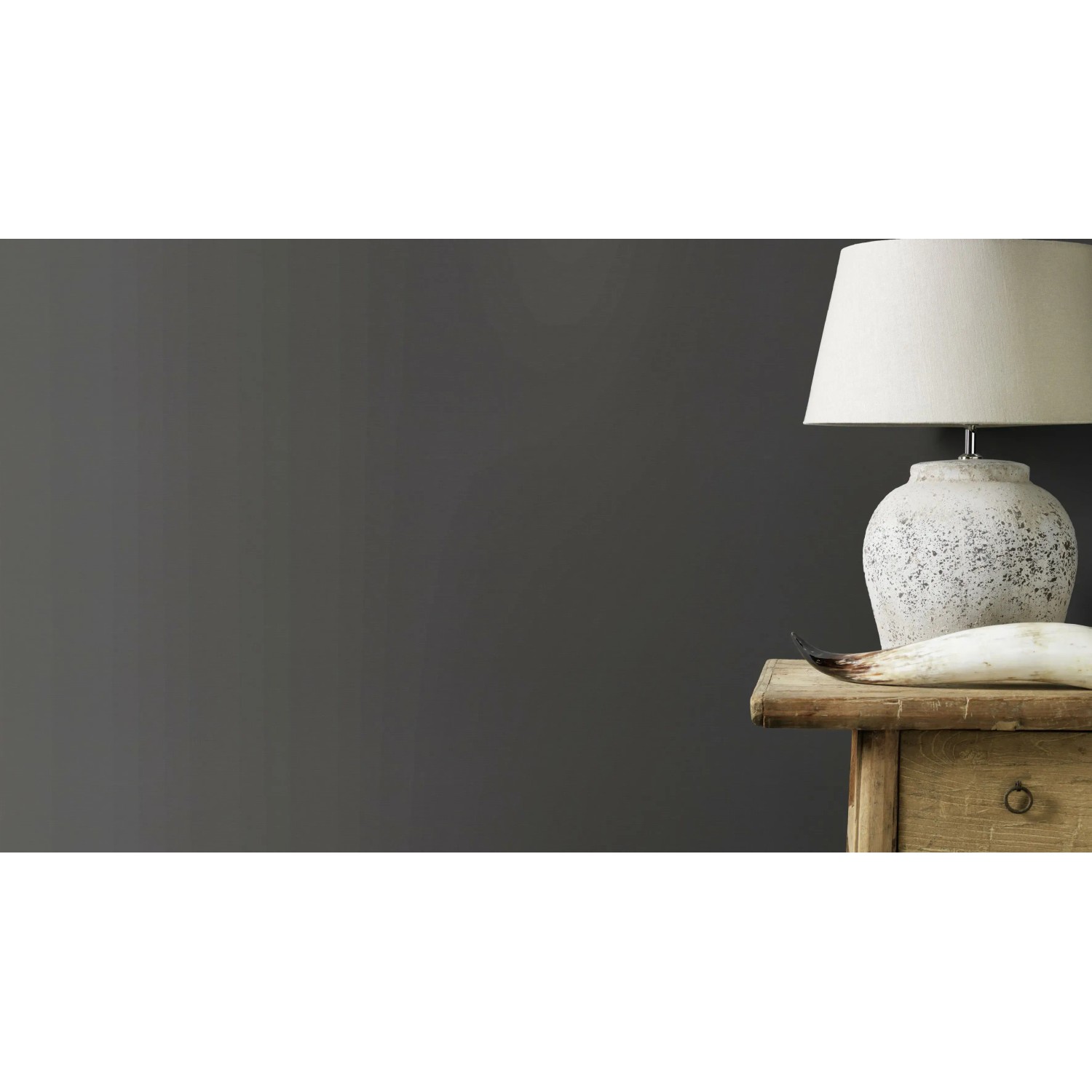 Rasch Vliestapete Tropical House 688023, Uni Schwarz an Wand mit Lampe auf Tisch.