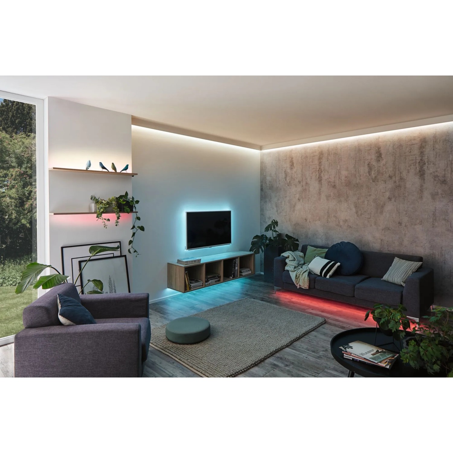 Wohnzimmer mit Paulmann MaxLED 250 RGBW LED-Streifen für indirekte Beleuchtung.