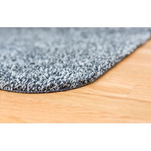 Anthrazitfarbene Astra Sauberlaufmatte Entra, saugstark, ca. 60x75 cm, auf Holzboden.