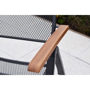 Detailansicht: Merxx Thasos Klappsessel mit Holzarmlehne und Aluminiumgeflecht.