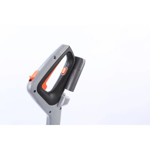 Griff des Yard Force iFlex Akku-Handmähers LM F23 12 V mit Akku.