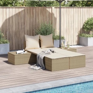 Beige Doppel-Sonnenliege aus Poly Rattan mit Auflagen und Kissen für den Garten.
