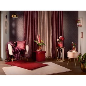 Hochflor-Teppich Blush Bordeaux, 180x120 cm, in stilvollem Ambiente. Rosa Teppich.
