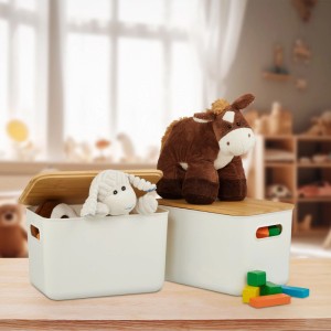 Weiße Kunststoff-Aufbewahrungsboxen mit Bambusdeckel, stapelbar, gefüllt mit Spielzeug im Kinderzimmer.