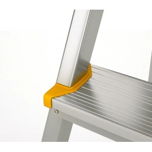 Detailaufnahme: Doppelseitige Aluminium-Stufenstehleiter mit gelben Anti-Rutsch-Füßen.