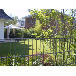 Anthrazit Doppelstabmattenzaun-Set (5 Stk.) im Garten mit Haus und Pavillon im Hintergrund.