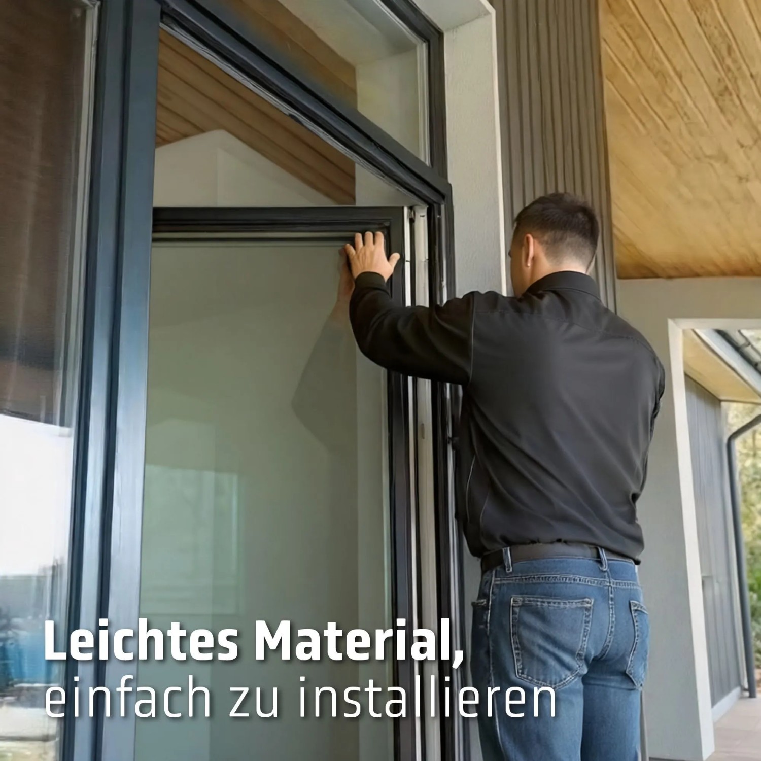 Anthrazitfarbene Insektenschutztür Plissee von Cocoon Home Concepts bei der Montage.