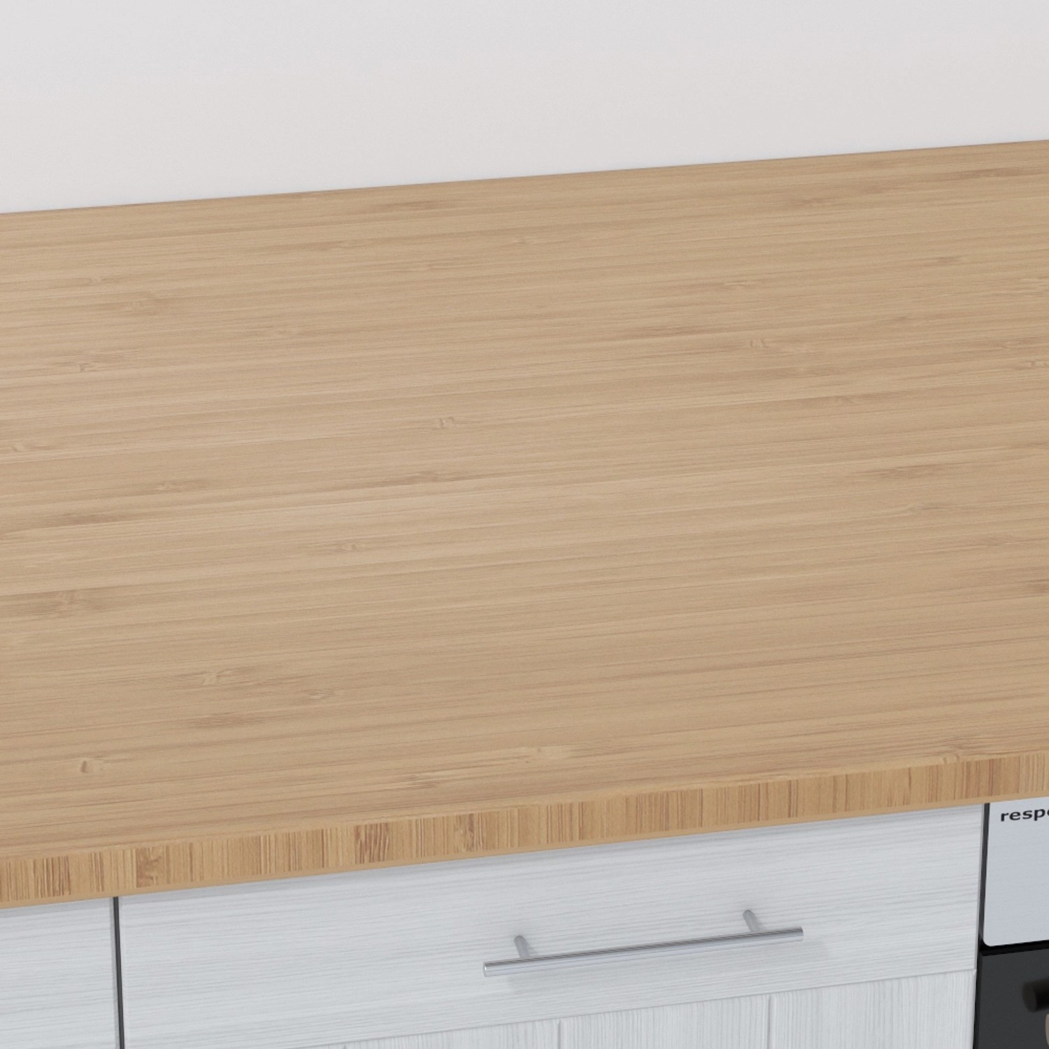 Massivholz Arbeitsplatte aus Bambus (240x63,5x2,7cm) auf Küchenzeile.