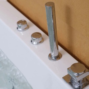 Detailaufnahme: Weiße Tronitechnik Whirlpool Badewanne mit Chromarmaturen und Wasser.