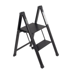 Klappbare, schwarze 2-Stufen Trittleiter von TRUTZHOLM aus Aluminium mit Anti-Rutsch Trittflächen.