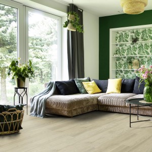 Wohnraum mit Gerflor Vinylboden Senso Clic Simba Nature in Holzoptik.