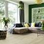 Wohnraum mit Gerflor Vinylboden Senso Clic Simba Nature in Holzoptik.
