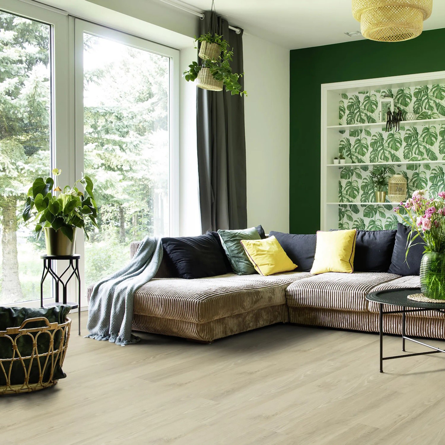 Wohnraum mit Gerflor Vinylboden Senso Clic Simba Nature in Holzoptik.