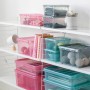 Verschiedenfarbige SmartStore Colour 15 Aufbewahrungsboxen aus Kunststoff im Regal.