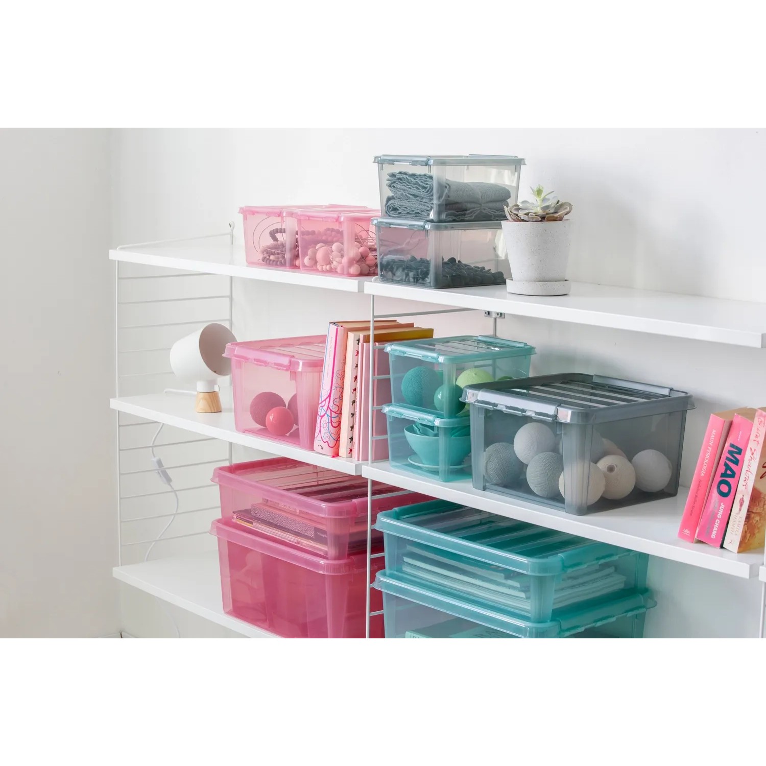 Verschiedenfarbige SmartStore Colour 15 Aufbewahrungsboxen aus Kunststoff im Regal.