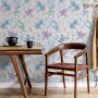 Marburg Vliestapete Floral Natur Weiß-Lila an Wand im Raum mit Tisch und Stuhl.