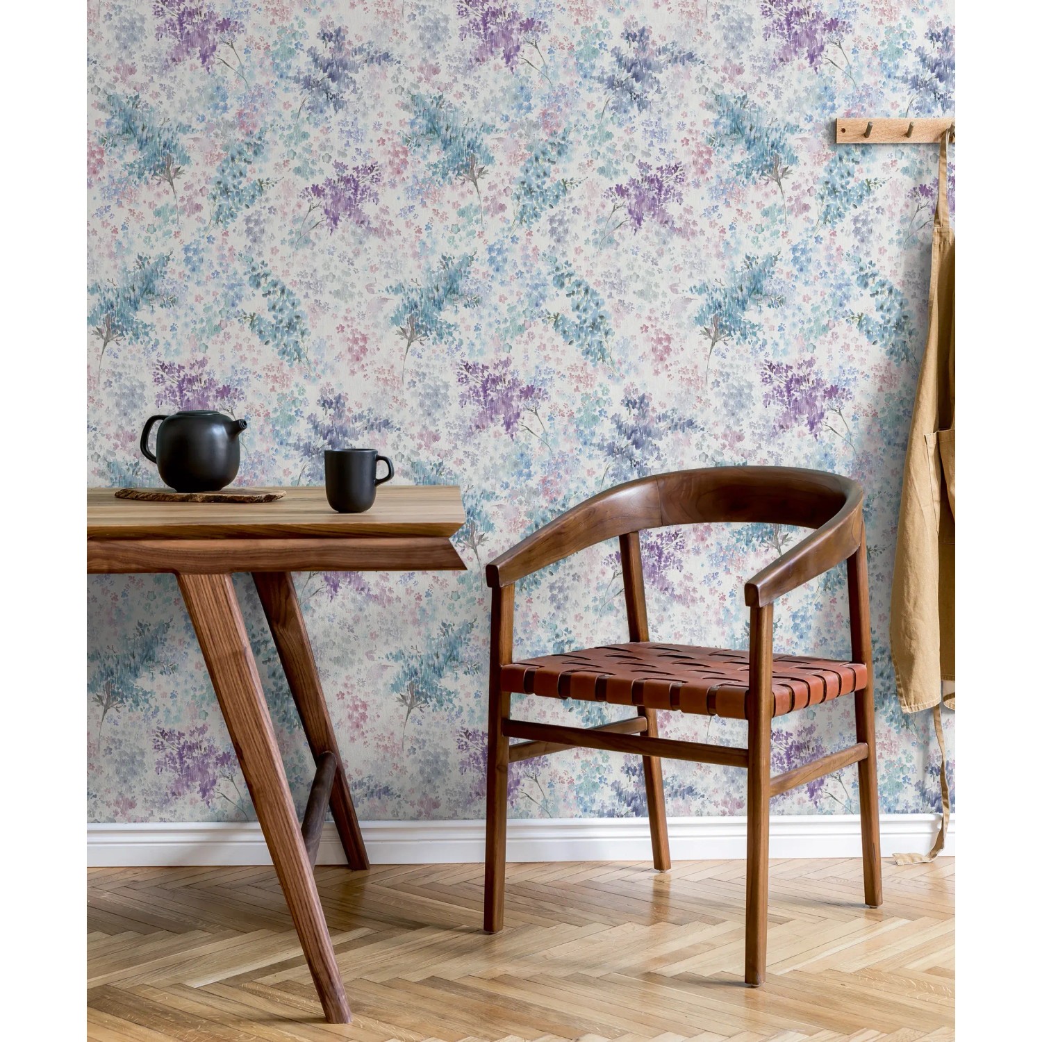 Marburg Vliestapete Floral Natur Weiß-Lila an Wand im Raum mit Tisch und Stuhl.