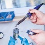 LUX Lötkolben 80 W in Aktion: Detailaufnahme beim Löten eines kleinen Motors im Schraubstock.