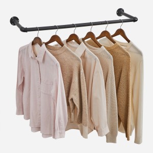 Schwarze Songmics Kleiderstange zur Wandbefestigung, 2er Set mit Kleidung.