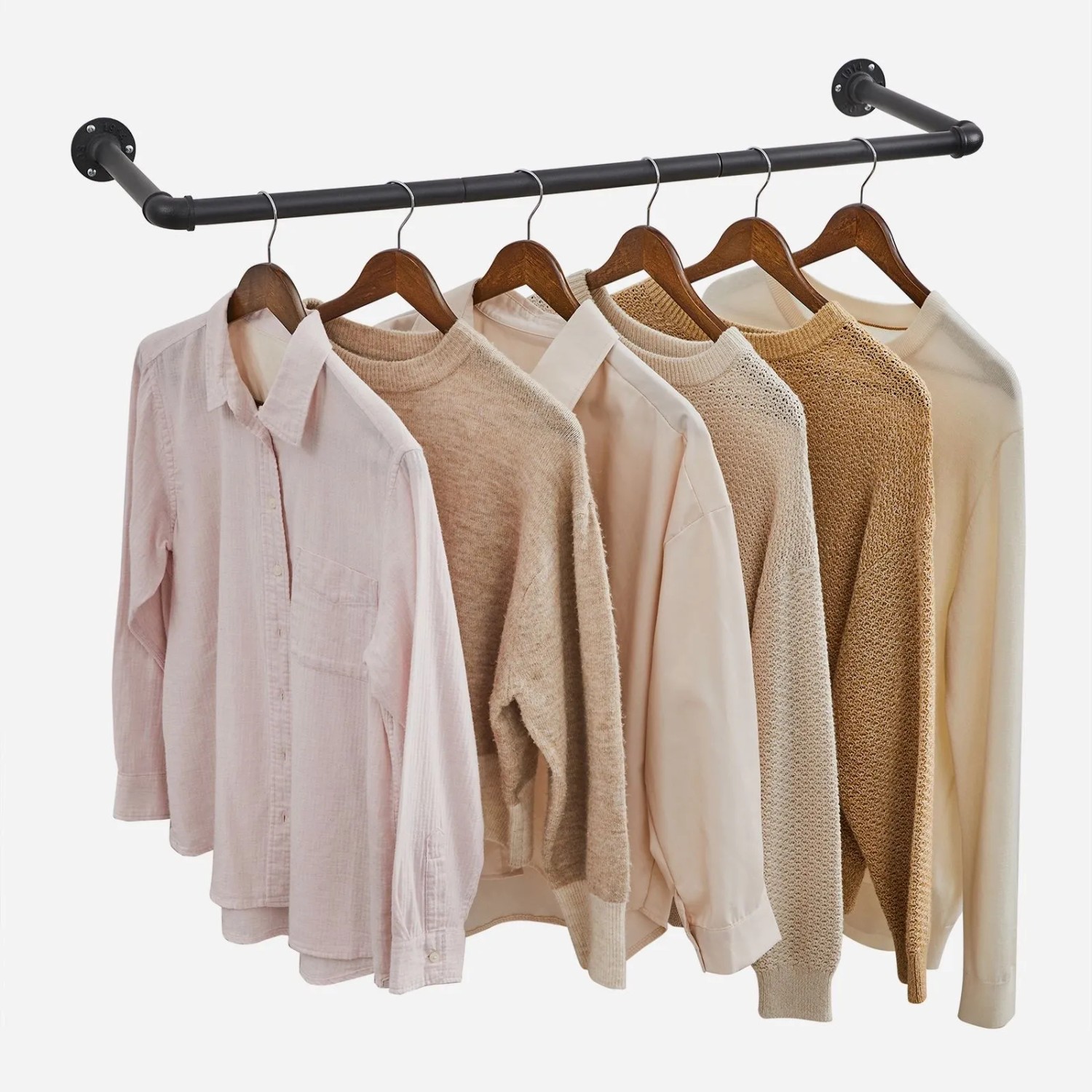 Schwarze Songmics Kleiderstange zur Wandbefestigung, 2er Set mit Kleidung.