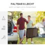 Zwei Männer tragen eine braune, zusammengeklappte Outsunny Sonnenliege aus Netzstoff und Stahl vor einem Auto und Zelt.
